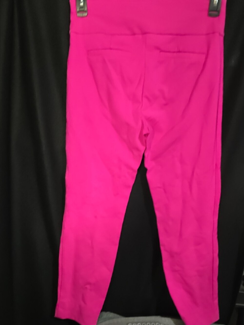 High-Rise Cropped Leggings in Fuchsia Pink - Picture 4 of 4
